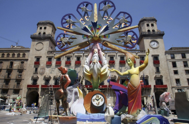 The tradition of the night of San Juan in Alicante and Spain