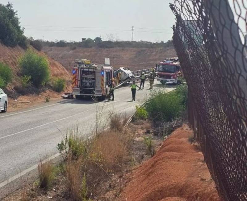 Car dangles off Orihuela Costa bridge over the busy AP-7 motorway