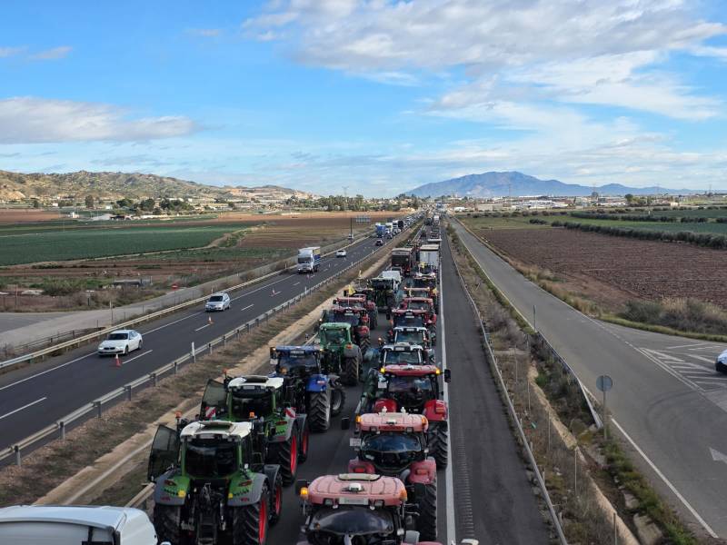 Tractors took over Murcia motorways today on a day full of farmers' protests