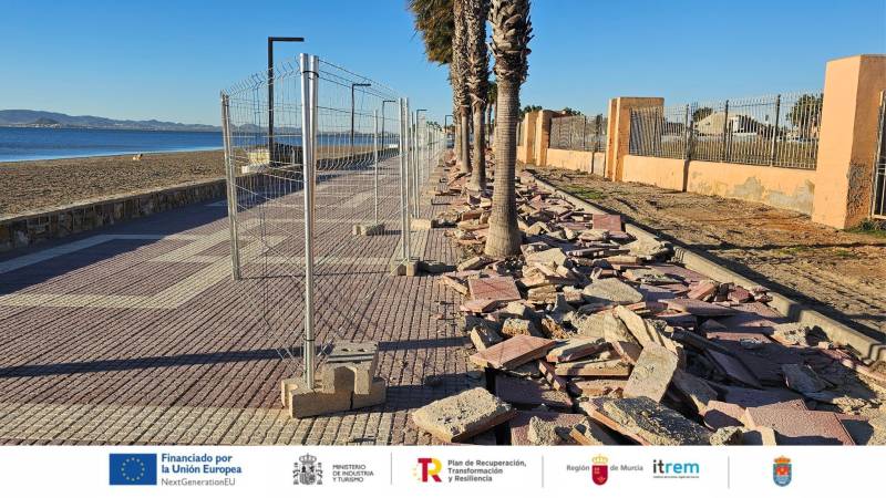Work starts on the first seafront bicycle lane in Los Alcázares