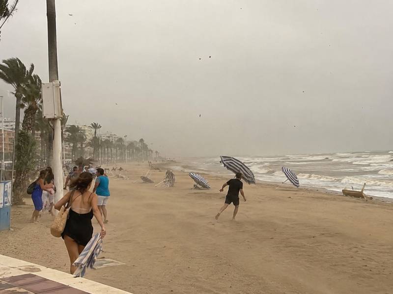 Scorching heat, violent storms, freak winds and wildfire strike Murcia and Alicante